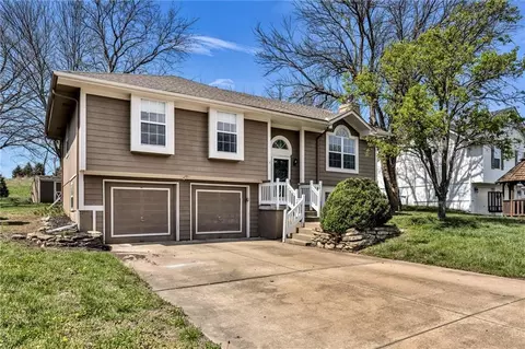 Exterior - 100 N Darrowby Dr, Raymore, MO 64083 photo 3 of 5