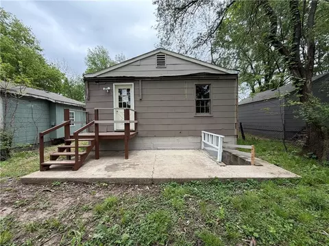 Exterior - 326 N Cedar Ave, Independence, MO 64053 photo 4 of 5