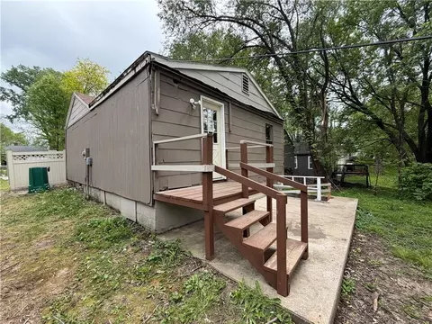 Exterior - 326 N Cedar Ave, Independence, MO 64053 photo 3 of 5