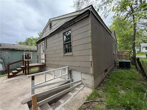 Exterior - 326 N Cedar Ave, Independence, MO 64053 photo 5 of 5