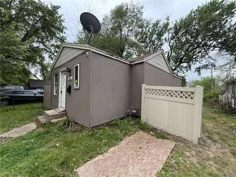Exterior - 326 N Cedar Ave, Independence, MO 64053 photo 2 of 5