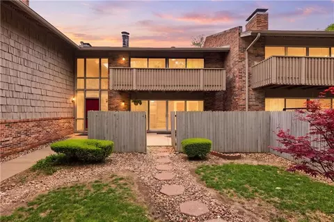 8730 Metcalf Ave #105, Overland Park, KS 66212