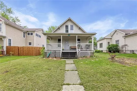 804 E Wea St, Paola, KS 66071