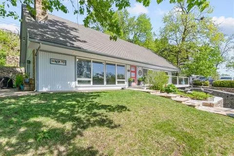 128 W Lakeshore Dr, Lake Quivira, KS 66217