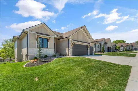 4316 NE Hideaway Dr, Lees Summit, MO 64064