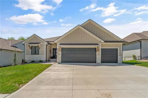 Exterior - 4316 NE Hideaway Dr, Lees Summit, MO 64064 photo 3 of 10