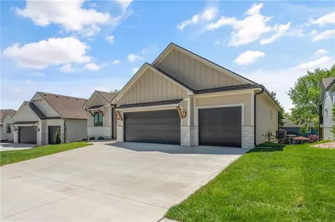 Exterior - 4316 NE Hideaway Dr, Lees Summit, MO 64064 photo 2 of 10