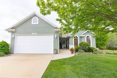 11209 Trevor Dr, Peculiar, MO 64078