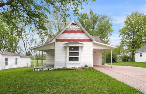 330 E Main St, Smithville, MO 64089