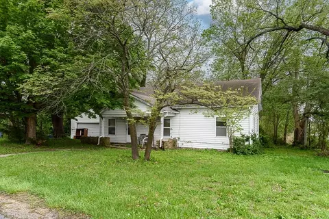 104 E 8th St, Tonganoxie, KS 66086