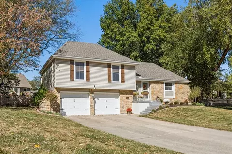 1136 NE Birchwood Pl, Lees Summit, MO 64086