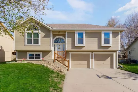 301 Porter Dr, Smithville, MO 64089