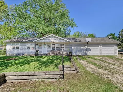 102 Walnut Ct, Perry, KS 66073