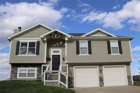 1206 Viola St, Smithville, MO 64089