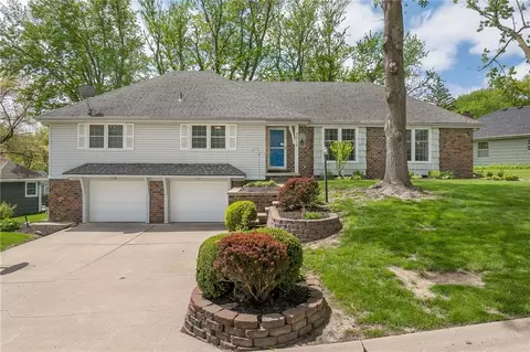 5012 Briarwood Ln, Saint Joseph, MO 64506