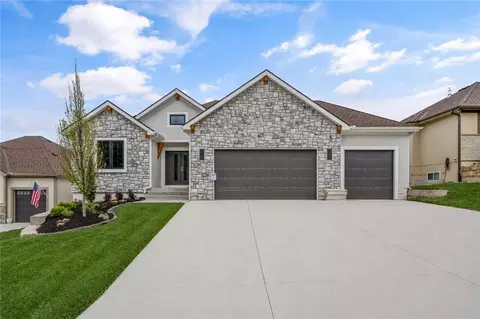 4363 NE Hideaway Dr, Lees Summit, MO 64064