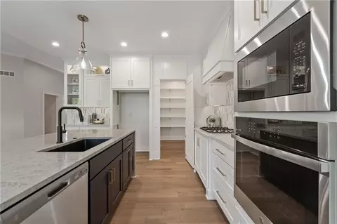 Kitchen - 4363 NE Hideaway Dr, Lees Summit, MO 64064 photo 5 of 7