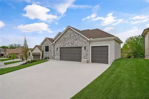Exterior - 4363 NE Hideaway Dr, Lees Summit, MO 64064 photo 2 of 4