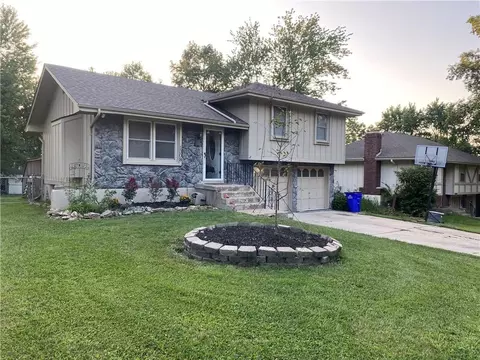 1308 SW Highland Dr, Lees Summit, MO 64081