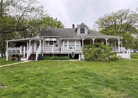 507 W Hale St, Spring Hill, KS 66083