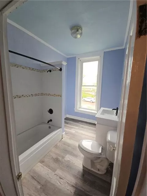 Bath - 617 Parallel St, Atchison, KS 66002 photo 2 of 6