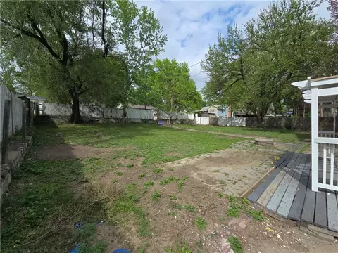 Exterior - 617 Parallel St, Atchison, KS 66002 photo 4 of 6