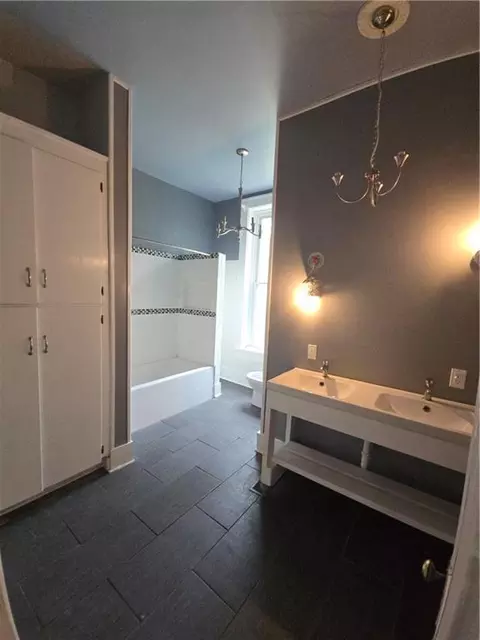 Bath - 617 Parallel St, Atchison, KS 66002 photo 4 of 6