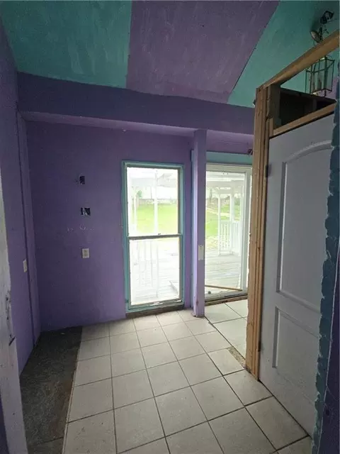 Entry Way - 617 Parallel St, Atchison, KS 66002 photo 7 of 14
