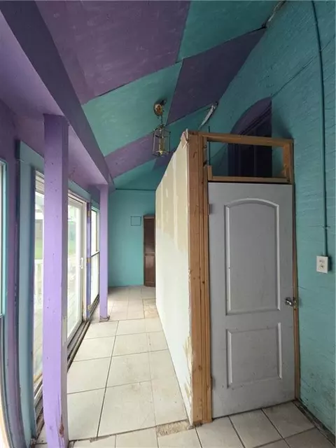 Entry Way - 617 Parallel St, Atchison, KS 66002 photo 8 of 14