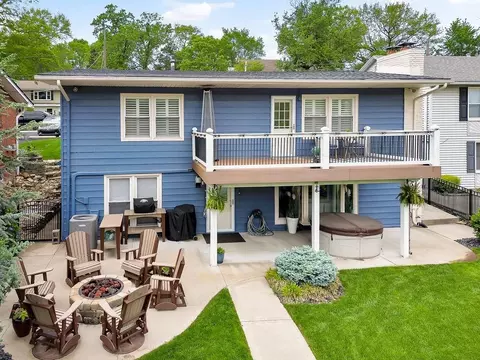 853 S Shore Dr, Lake Waukomis, MO 64151