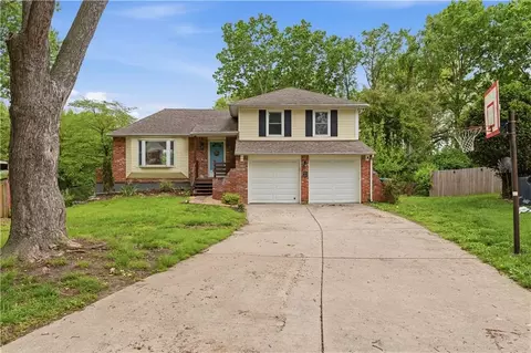 2904 NW Bedford Ct, Blue Springs, MO 64015