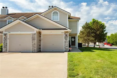 1302 NW Hidden Ridge Cir, Blue Springs, MO 64015