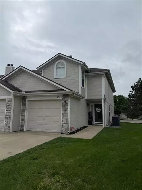 1302 NW Hidden Ridge Cir, Blue Springs, MO 64015