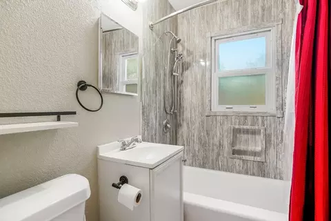 Bath - 10008 E 68th Ter, Raytown, MO 64133 photo 2 of 2