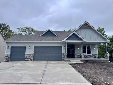 8638 Eagle Creek Dr, De Soto, KS 66018