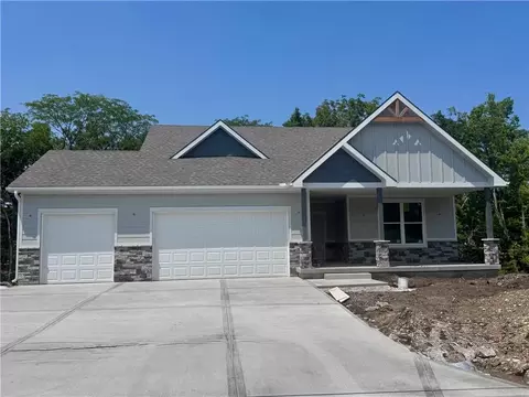 8638 Eagle Creek Dr, De Soto, KS 66018