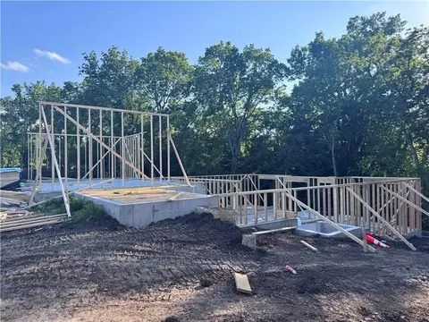 8646 Eagle Creek Dr, De Soto, KS 66018