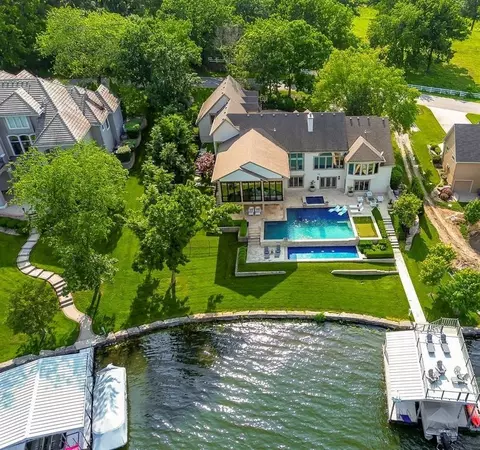 206 S Shore Dr, Lake Winnebago, MO 64034