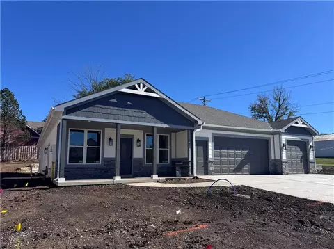 8675 Eagle Creek Dr, De Soto, KS 66018