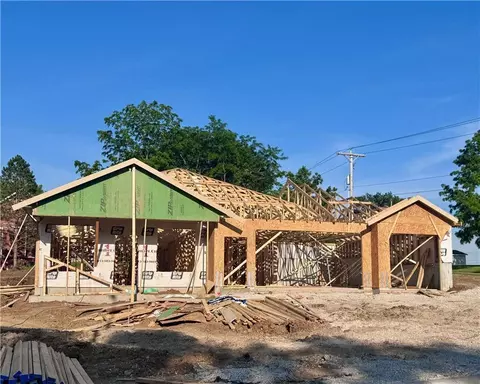 8675 Eagle Creek Dr, De Soto, KS 66018