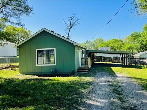 602 Eisenhower Rd, Lansing, KS 66043