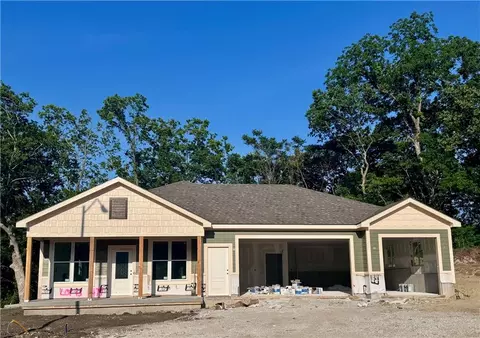 8479 Eagle Creek Dr, De Soto, KS 66018