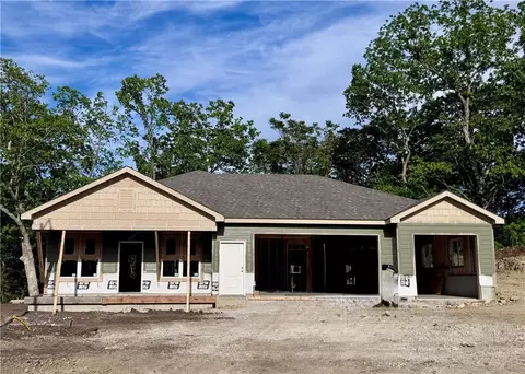 8479 Eagle Creek Dr, De Soto, KS 66018