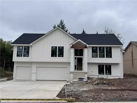 8663 Eagle Creek Dr, De Soto, KS 66018