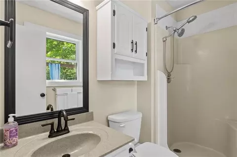 Bath - 701 Benjamin Ave, Gower, MO 64454 photo 3 of 4