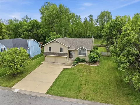 913 Park Ave, Leavenworth, KS 66048