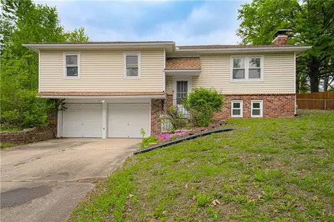 823 Englewood St, Lansing, KS 66043
