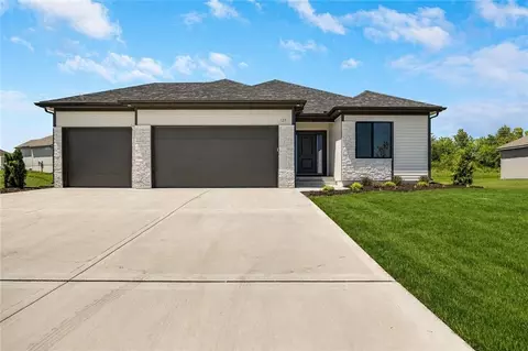 216 SW Chelmsford Dr, Blue Springs, MO 64014