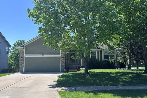 1832 NE Stonewood Dr, Lees Summit, MO 64086