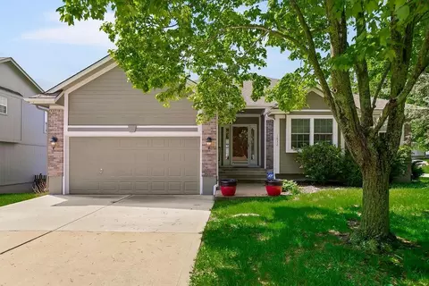1832 NE Stonewood Dr, Lees Summit, MO 64086